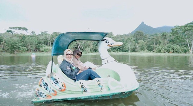 Objek wisata Batu Belimbing dan danau yang berada di sekitarnya. Foto: Dok Hi!Pontianak