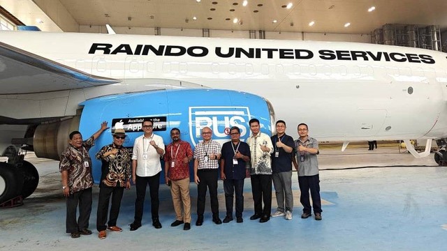 Duta Besar Djauhari Oratmangun meresmikan pesawat Boeing 737-800BCF sebagai pesawat kargo berjadwal pertama milik anak bangsa, Raindo United Services (RUS), Minggu (9/7) di hanggar Boeing Shanghai Aviation Service. Foto: KBRI Beijing