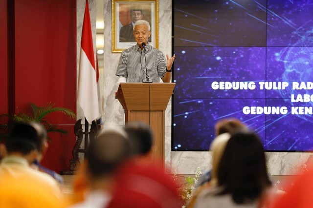 Gubernur Jawa Tengah Ganjar Pranowo dalam meresmikan Gedung Nuklir & Onkologi Terpadu, Laboratorium Stem Cell dan gedung administrasi dan areal parkir RSUD Dr. Moewardi, Solo pada Selasa (11/7/2023). Foto: Dok. Istimewa