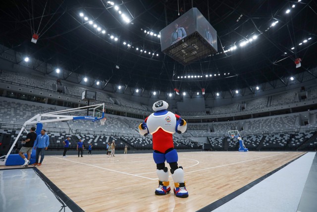 Maskot FIBA World Cup 2023 berpose saat difoto di Indonesia Arena di Kompleks Olahraga Gelora Bung Karno (GBK) di Jakarta, Selasa (11/7/2023). Foto: Aditia Noviansyah/kumparan