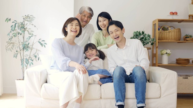 Ilustrasi keluarga tiga generasi. Foto: takayuki/Shutterstock
