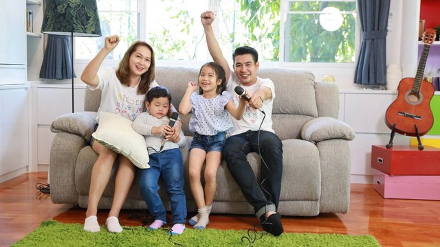 Illustrasi keluarga bernyanyi di rumah. Foto: feeling lucky/Shutterstock.