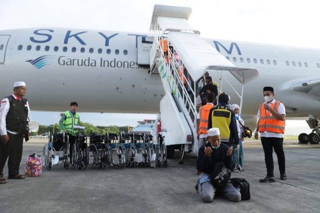 Jemaah haji Aceh saat tiba di tanah air melalui Bandara Sultan Iskandar Muda. Foto: MCH Aceh 2023