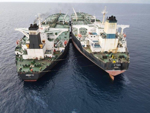 Operasi Jalanusa X saat melakukan penindakan terhadap dua kapal super tanker, yaitu MT. Arman 114 berbendera Iran dan MT. S Tinos berbendera Kamerun. Foto: Humas Bakamla RI