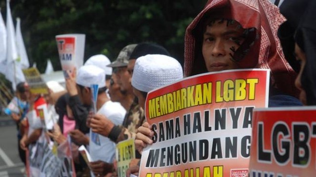 Aliansi Pergerakan Islam Jawa Barat (API Jabar) melakukan aksi menolak legalitas LGBT di kawasan depan Gedung Sate, Bandung, Jawa Barat, Jumat (29/12/2017). Foto: Fahrul Jayadiputra/Antara Foto