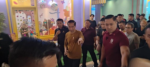 Presiden Joko Widodo saat mengunjungi Pasar Kreatif Jawa Barat di Jalan Pahlawan, Kota Bandung, pada Selasa (11/7/2023) malam.  Foto: Rachmadi Rasyad/kumparan