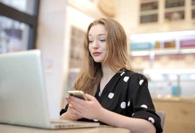 Ilustrasi Cara Bayar Shopee pakai BCA Mobile. Foto: Pexels.com/Andrea Piacquadio
