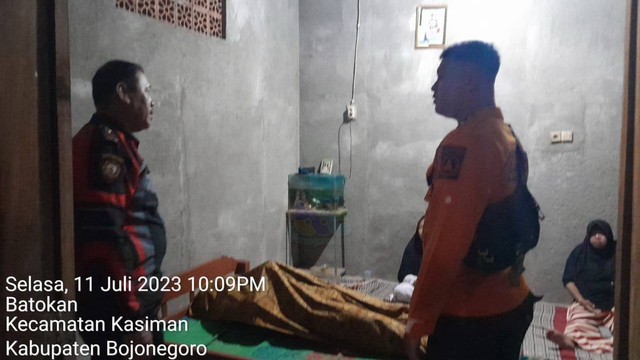 Jenazah korban tenggelam di Sungai Bengawan Solo Kecamatan Kasiman, Kabupaten Bojonegoro, saat berada di rumah duka. Selasa (11/07/2023) (Foto: Dok Istimewa)