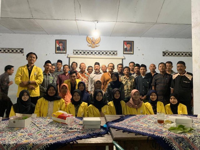 Gambar: Foto bersama panitia dan peserta sosialisasi Sumber: Dokumen Pribadi