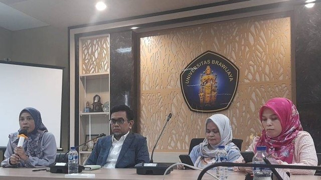Kepala Pengelola Informasi dan Kehumasan Fakultas Kedokteran (FK) UB, dr. Holipah, Ph.D, Dekan FKUB, UB, Dr.dr.Wisnu Barlianto, dr. Vira Wardani, dan Ketua International Relations Office FK UB dr. Happy Kurnia Permatasari saat memberi keterangan. Foto: Endang Sukarelawati/ANTARA