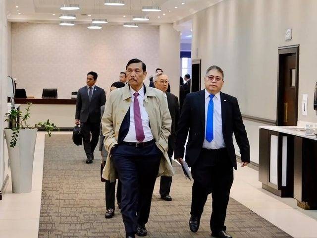 Menko Marves Luhut Binsar Pandjaitan bertemu Presiden Cyril Ramaphosa di Afrika Selatan, Rabu (12/7/2023). Mereka membahas banyak kerja sama mulai pasokan listrik hingga impor sapi. Foto: Instagram/@luhut.pandjaitan