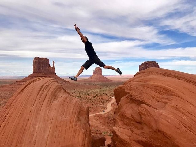 Ilustrasi manfaat jumping jack. Sumber: unsplash.com/ Walker Fenton