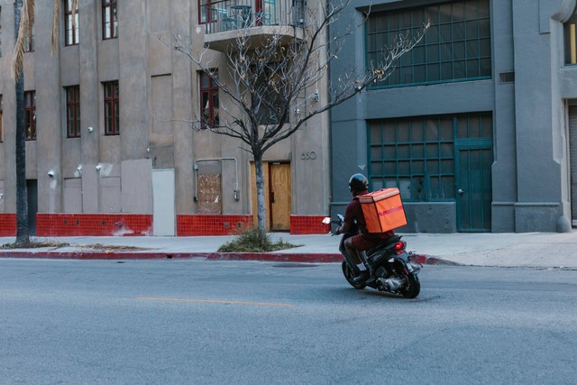 Cara Melihat Total Transaksi Gojek. Foto: Pexels/RDNE Stock project. 