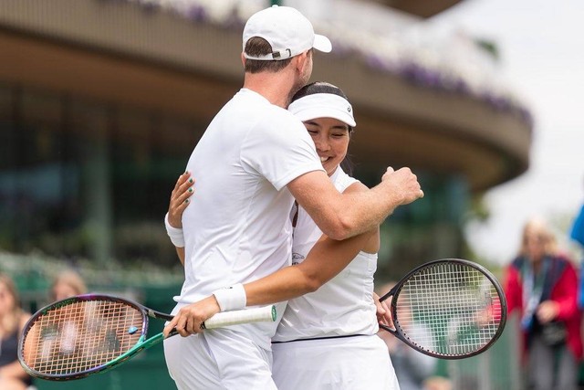 Aldila Sutjiadi dan pasangannya, Matwe Middelkoop, lolos ke semifinal Wimbledon 2023 di London, Inggris. Foto: IG/@dila11
