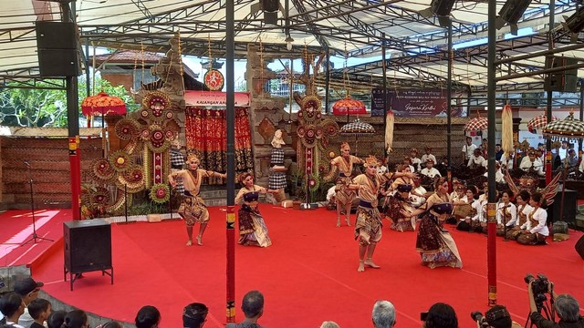 Salah-satu adegan dalam Tradisi Gandrung dari Denpasar, Bali - IST