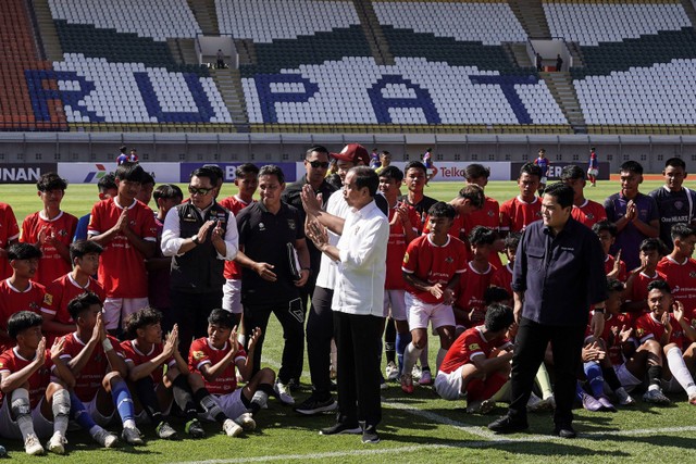 Presiden Joko Widodo bersama Menpora Dito Ariotedjo, Ketum PSSI Erick Thohir dan Gubernur Jawa Barat Ridwan Kamil memberi salam usai berfoto dengan calon pemain Timnas sepak bola U-17 saat mengunjungi Stadion Si Jalak Harupat di Kabupaten Bandung. Foto: Dhemas Reviyanto/ANTARA FOTO