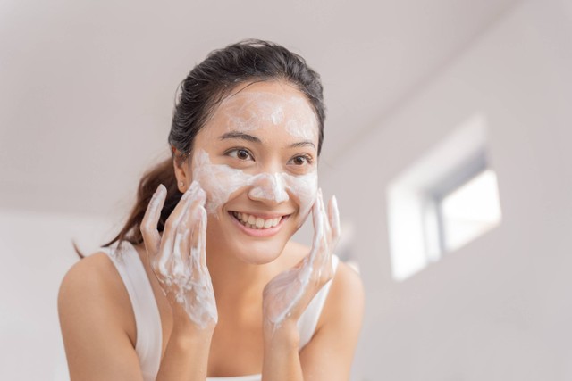 Ilustrasi perempuan dengan kulit berjerawat melakukan skin care. Foto: Shutterstock