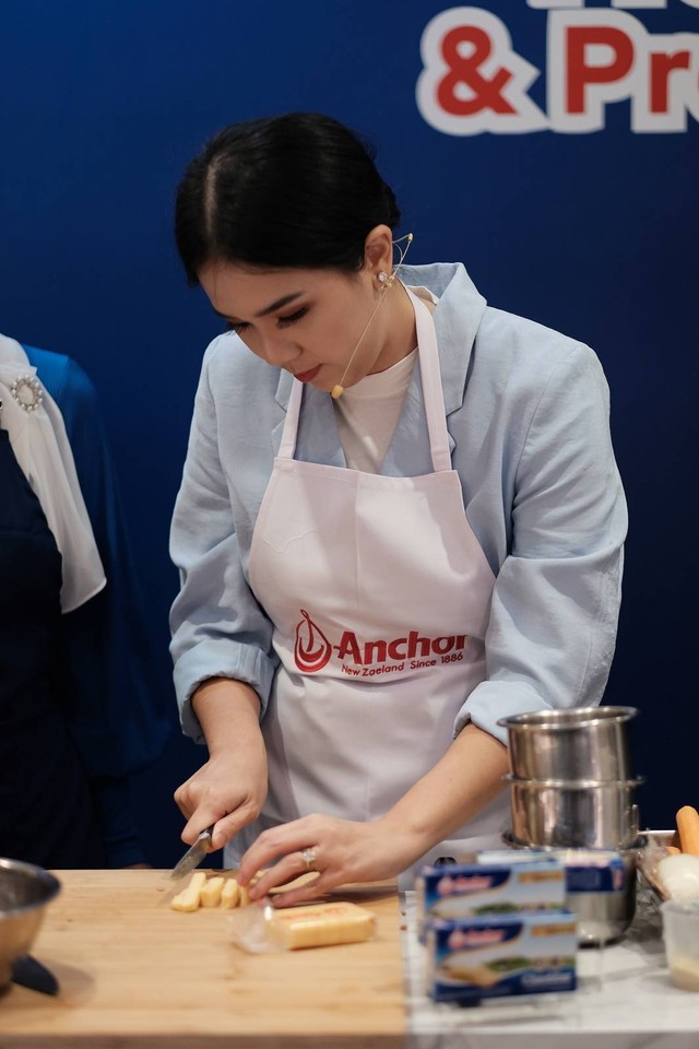 Chef Devina Hermawan memandu kelas memasak pada acara peluncuran Keju Anchor Cheddar di Jakarta, Selasa (11/7). Foto: Dok. Istimewa