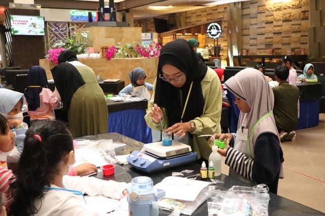 Anak-anak sedang menyimak salah satu langkah eksperimen sains yang digelar oleh Aston Pontianak Hotel dan CIC Untan. Foto: Dok. Aston Pontianak