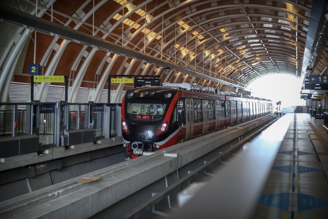 Kereta api ringan atau Lintas Raya Terpadu (LRT) Jabodebek melintas di Stasiun Dukuh Atas, Jakarta, Rabu (12/7/2023). Foto: Jamal Ramadhan/kumparan