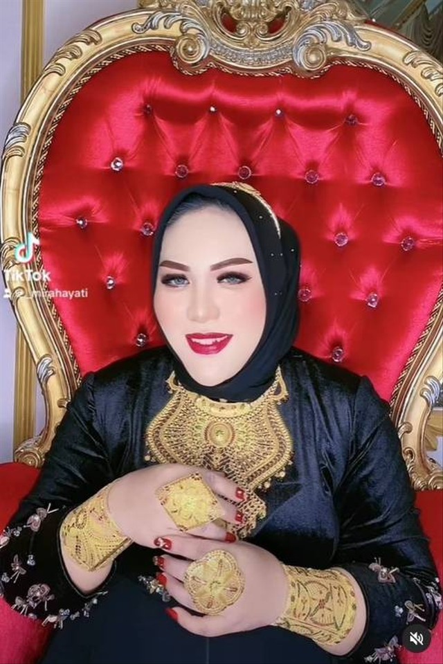 Mira Hayati, pengusaha skin care di Makassar yang kerap gunakan emas.  Foto: Instagram/@mirahayati29