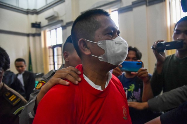 Petugas menggiring terdakwa kasus pembiaran penganiayaan Achiruddin Hasibuan (tengah) usai menjalani sidang perdana di Pengadilan Negeri Medan, Sumatera Utara, Rabu (12/7/2023). Foto: Fransisco Carolio/Antara Foto