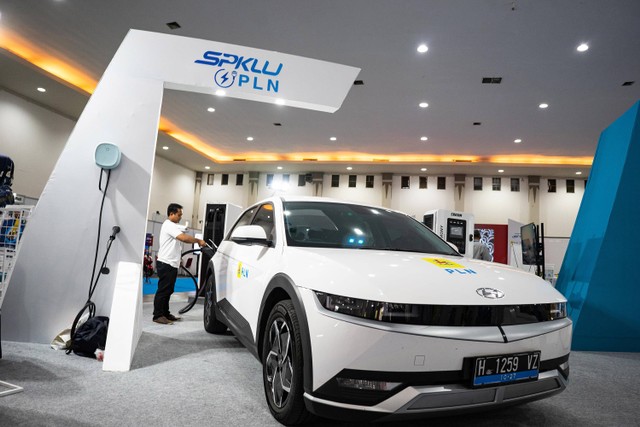 Petugas mengisi daya baterai mobil listrik pada pameran kendaraan listrik Electric Vehicle Standards Expo (EVSE) 2023 di Jogja Expo Centre, Bantul, D.I Yogyakarta, Rabu (12/7/2023). Foto: ANTARA FOTO/Andreas Fitri Atmoko