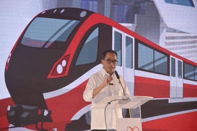 Menteri Perhubungan Budi Karya Sumadi menjajal uji coba LRT Jabodebek, Rabu (12/7/2023). Foto: Ave Airiza Gunanto/kumparan