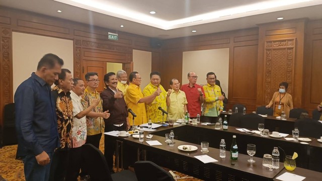 Pertemuan para Pemrakarsa Penggerak Kebangkitan Partai Golkar mengusulkan pergantian kepemimpinan dan pencapresan Ketum Golkar Airlangga Hartarto di Hotel Sultan. Rabu (12/7/2023). Foto: Annisa Thahira Madina/kumparan