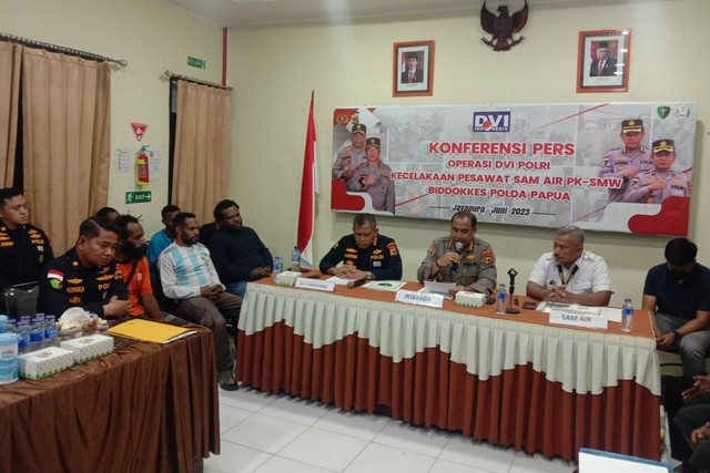 Tim DVI Polda Papua saat mengumumkan hasil identifikasi para korban jatuhnya Pesawat SAM Air. Foto: Dok. Istimewa