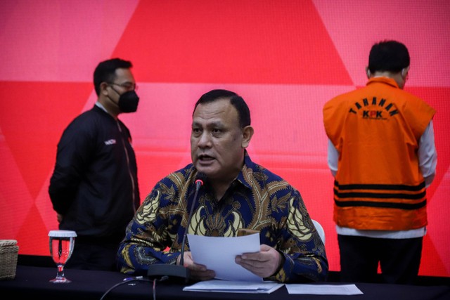 Ketua KPK Firli Bahuri memberikan keterangan pers penahanan Sekretaris MA Hasbi Hasan di Gedung KPK, Jakarta, Rabu (12/7/2023).
 Foto: Jamal Ramadhan/kumparan