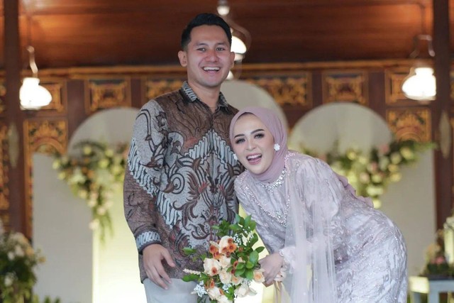 Selebgram Meylisa Zaara dan suami. Foto: Instagram/@miamua_galery