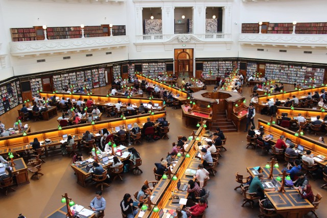 Foto: Ilustrasi Perpustakaan Sebagai Sarana Literasi (Sumber: Pexels) 