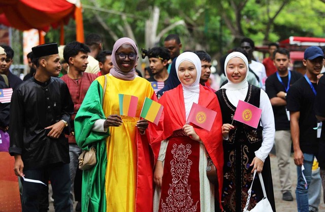 Pawai busana tradional di USk Aceh. Foto: USK 