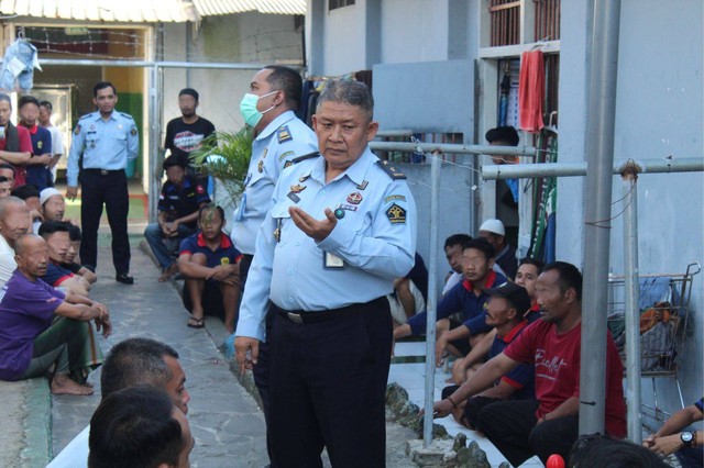 Sumiaji, Kasi Adm. Kamtib memberikan pemahaman ke warga binaan 