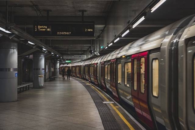 Ilustrasi stasiun terdekat dari Summarecon Mall Serpong. Sumber: unsplash.com/Joel de Vriend