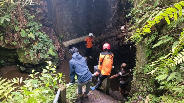 Petugas tengah mencari potongan tubuh mayat yang diduga korban mutilasi di Jembatan Kelor Sungai Bedog, Bangunkerto, Turi, Kabupaten Sleman, Kamis (13/7/2023). Foto: Arfiansyah Panji Purnandaru/kumparan