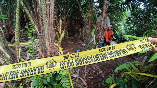 Petugas tengah mencari potongan tubuh mayat yang diduga korban mutilasi di Jembatan Kelor Sungai Bedog, Bangunkerto, Turi, Kabupaten Sleman, Kamis (13/7/2023). Foto: Arfiansyah Panji Purnandaru/kumparan