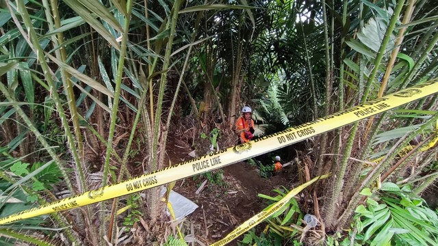 Petugas tengah mencari potongan tubuh mayat yang diduga korban mutilasi di Jembatan Kelor Sungai Bedog, Bangunkerto, Turi, Kabupaten Sleman, Kamis (13/7/2023). Foto: Arfiansyah Panji Purnandaru/kumparan