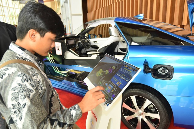 Pengunjung melihat desain mobil berbasis hidrogen. Foto: Dok: Pertamina