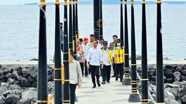 Presiden Jokowi saat berada di Malalayang Beach Walk, Manado.