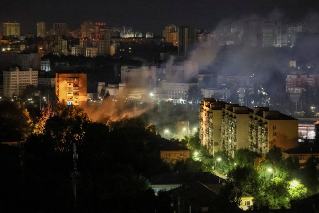 Asap mengepul di langit di atas kota setelah serangan pesawat tak berawak Rusia, di tengah serangan Rusia di Ukraina, di Kiev, Ukraina, Kamis (13/7/2023). Foto: Gleb Garanich/REUTERS