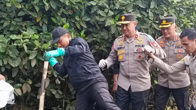 Kapolda Metro Jaya turun langsung dalam acara 'Polda Metro Jaya Peduli Kebersihan Lingkungan Laut,' Kamis (13/7/2023). Foto: Thomas Bosco/kumparan