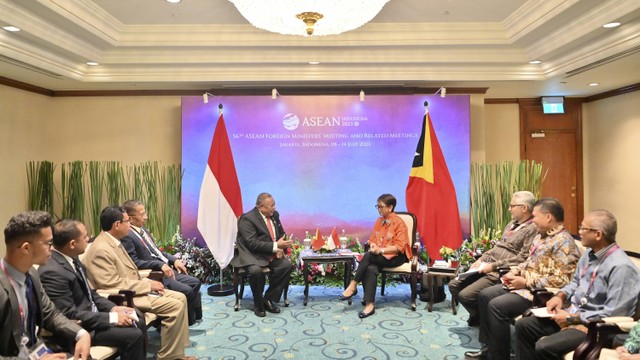 Menteri Luar Negeri Retno Marsudi (kanan) berbincang dengan Menteri Luar Negeri Timor Leste Bendito dos Santos Freitas (kiri) saat pertemuan bilateral di Jakarta, Kamis (13/7/2023). Foto: ANTARA FOTO/M Risyal Hidayat