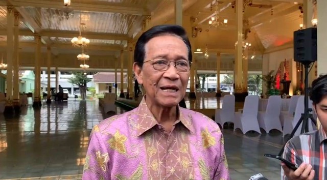 Gubernur DIY, Sri Sultan HB X, saat diwawancarai wartawan di Kompleks Kepatihan Yogyakarta, Kamis (13/7). Foto: Istimewa