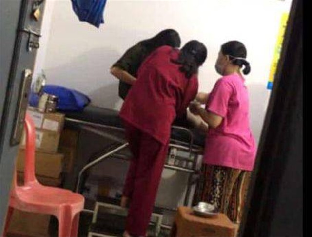 Trifosa saat mendapatkan perawatan medis akibat luka-luka yang dialaminya. Foto: Dok Hi!Pontianak