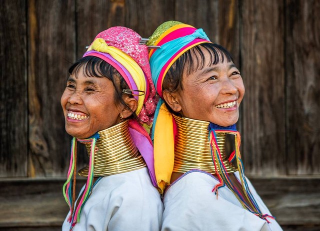 Suku Kayan dari Burma (Myanmar), pakai gelang leher dari kuningan hingga seberat 20 kg. Foto: Shutterstock