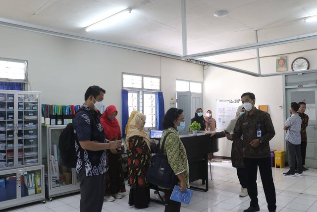 Dosen Spesialis Medikal Bedah Prima Trisna Aji ketika menjelaskan fasilitas Rumah Sakit/Foto : Dokpri