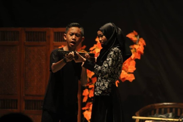 Biitul Bilal sang pemilik perkebunan dengan Nyonya Martopo. (Sumber Foto: koleksi pribadi Ferinurfirdaus/ 2019)