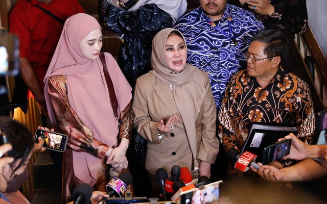 Inara Rusli (kiri) saat ditemui wartawan usai pemeriksaan terkait pencemaran nama baik Tenri Anisa di Polda Metro Jaya, Jakarta, Kamis, (13/7/2023). Foto: Agus Apriyanto Foto: Agus Apriyanto